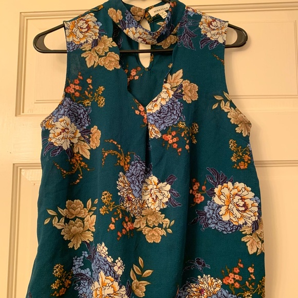 Floral scalloped v-neck choker collared blouse 🌼 - Picture 2 of 3